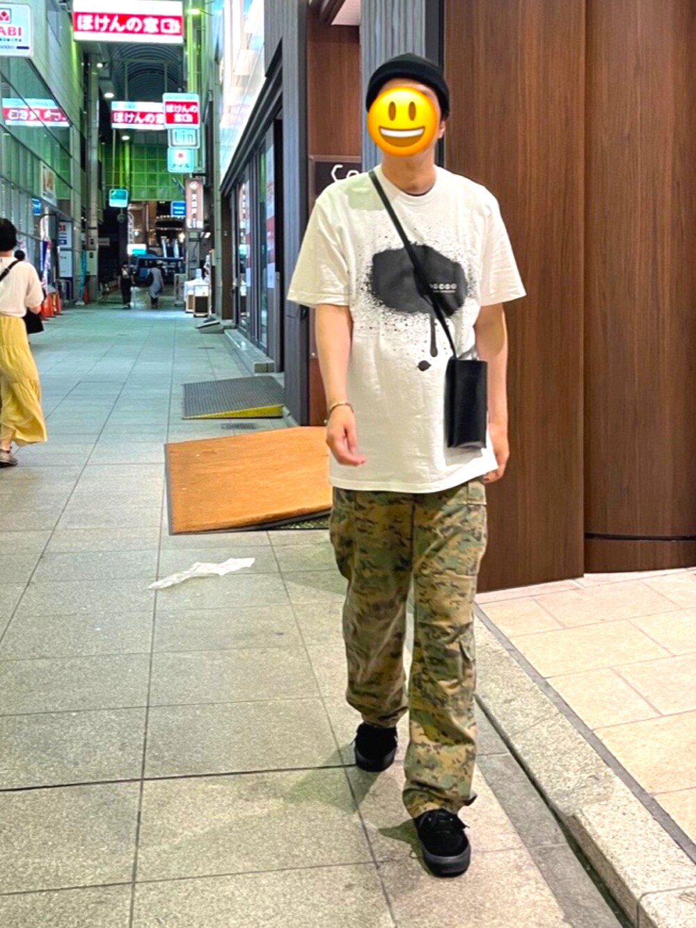 ブラック系のスニーカー、グリーン系のカーゴパンツ、ホワイト系のTシャツ/カットソーを着用したメンズの夏コーディネートの3枚目の写真