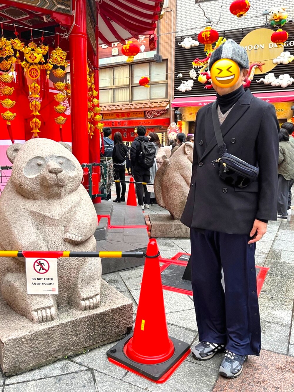 ブラック系のスニーカー、ブルー系のその他パンツ、ブラック系のショルダーバッグを着用したメンズの冬コーディネートの2枚目の写真