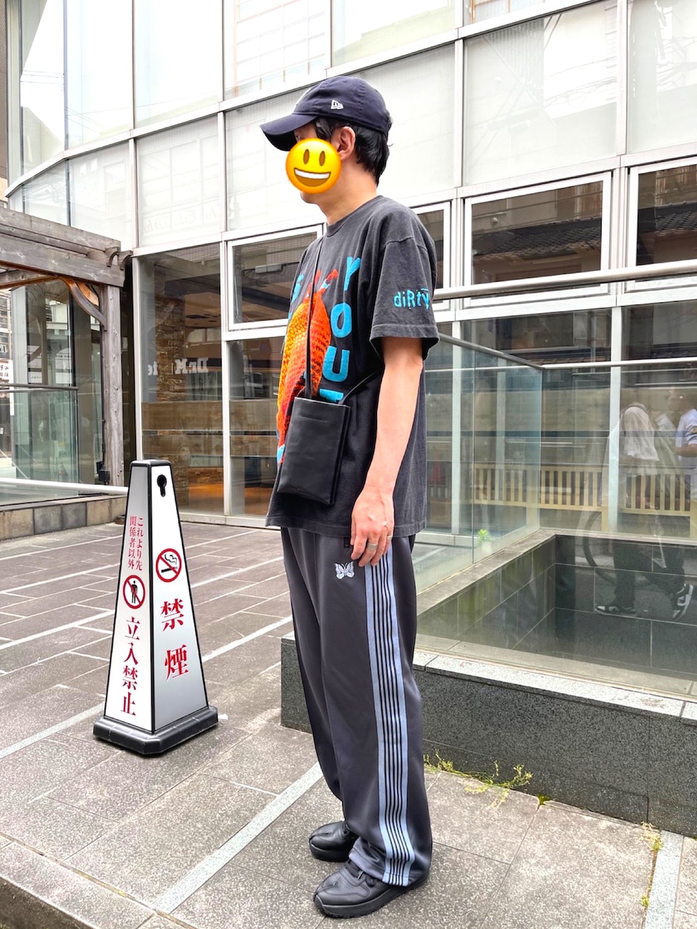 ブラック系のスニーカー、グレー系のその他パンツ、ブラック系のTシャツ/カットソーを着用したメンズの夏コーディネートの2枚目の写真