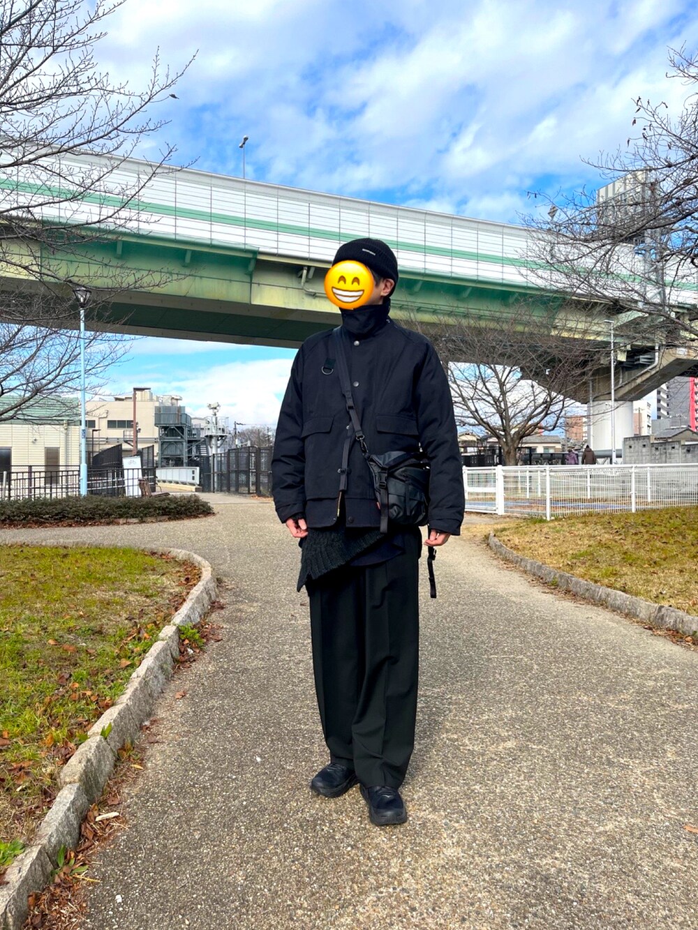 ブラック系のスニーカー、ブラック系のスラックス、グリーン系のニット/セーターを着用したメンズの冬コーディネートの5枚目の写真