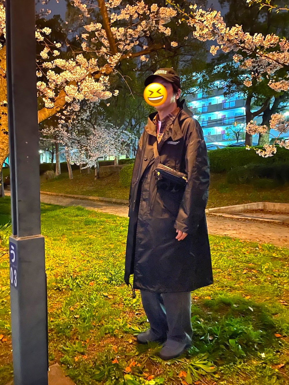 グレー系のスニーカー、ブラック系のモッズコート、グレー系のデニムパンツを着用したメンズの春コーディネートの4枚目の写真