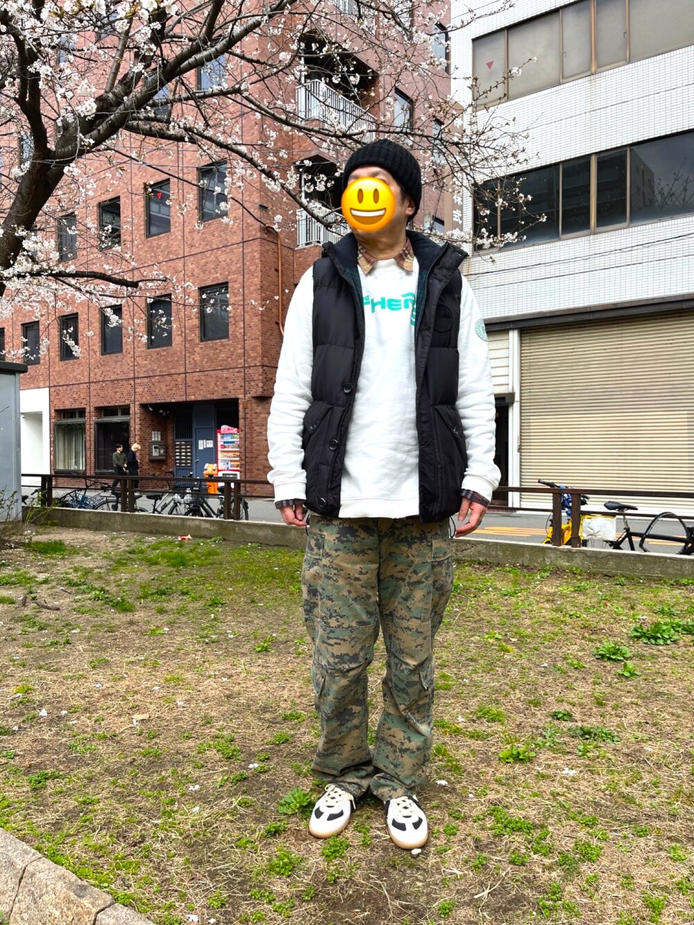 ホワイト系のスニーカー、グリーン系のカーゴパンツ、ホワイト系のスウェットを着用したメンズの春コーディネートの3枚目の写真