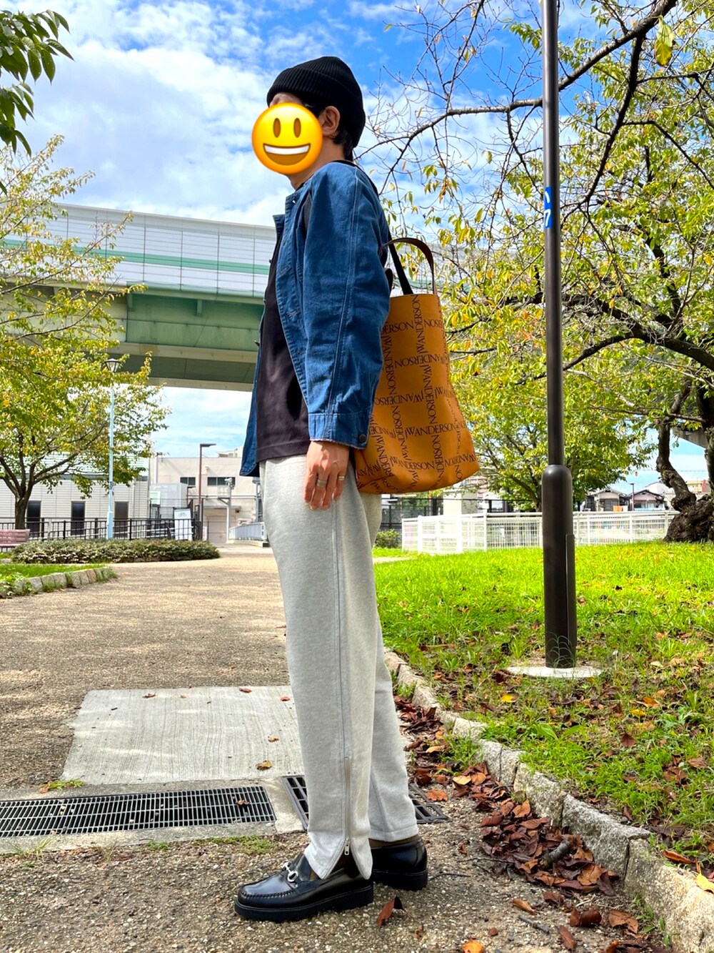 グレー系のスウェットパンツ、ブラック系のローファー、ブルー系のデニムジャケットを着用したメンズの秋コーディネートの2枚目の写真