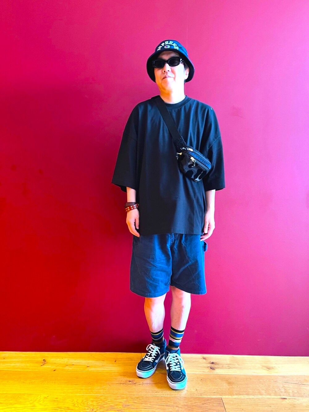 ブルー系のスニーカー、ブルー系のその他パンツ、ブルー系のボディバッグ/ウエストポーチを着用したメンズの夏コーディネートの3枚目の写真