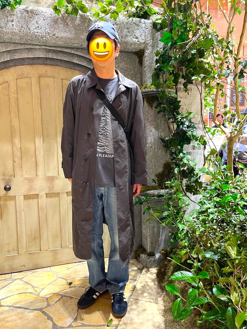 ブルー系のスニーカー、ブルー系のデニムパンツ、グレー系のステンカラーコートを着用したメンズの秋コーディネートの2枚目の写真