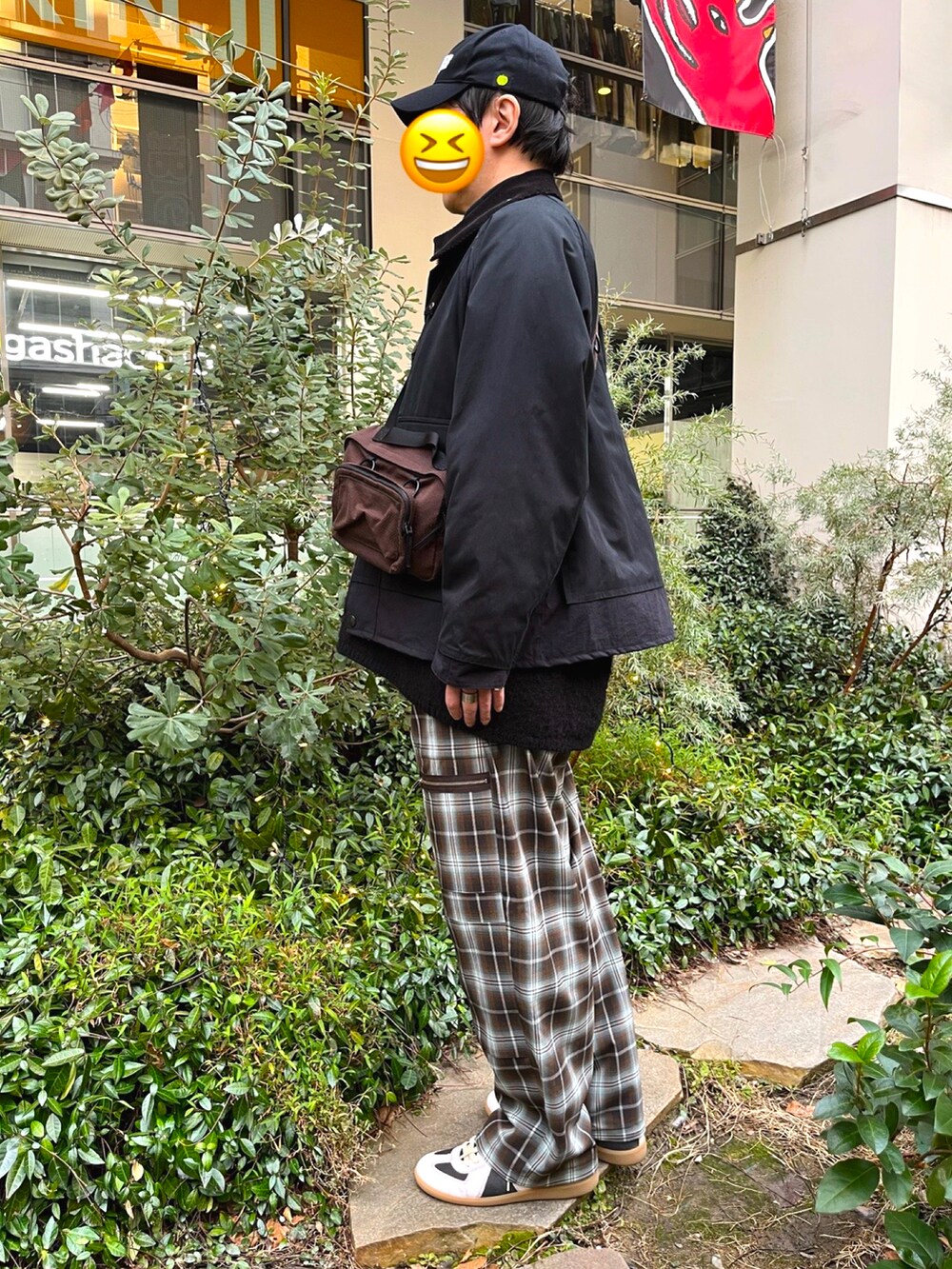 ブラック系のスニーカー、ブラウン系のカーゴパンツ、ブラウン系のショルダーバッグを着用したメンズの冬コーディネートの2枚目の写真