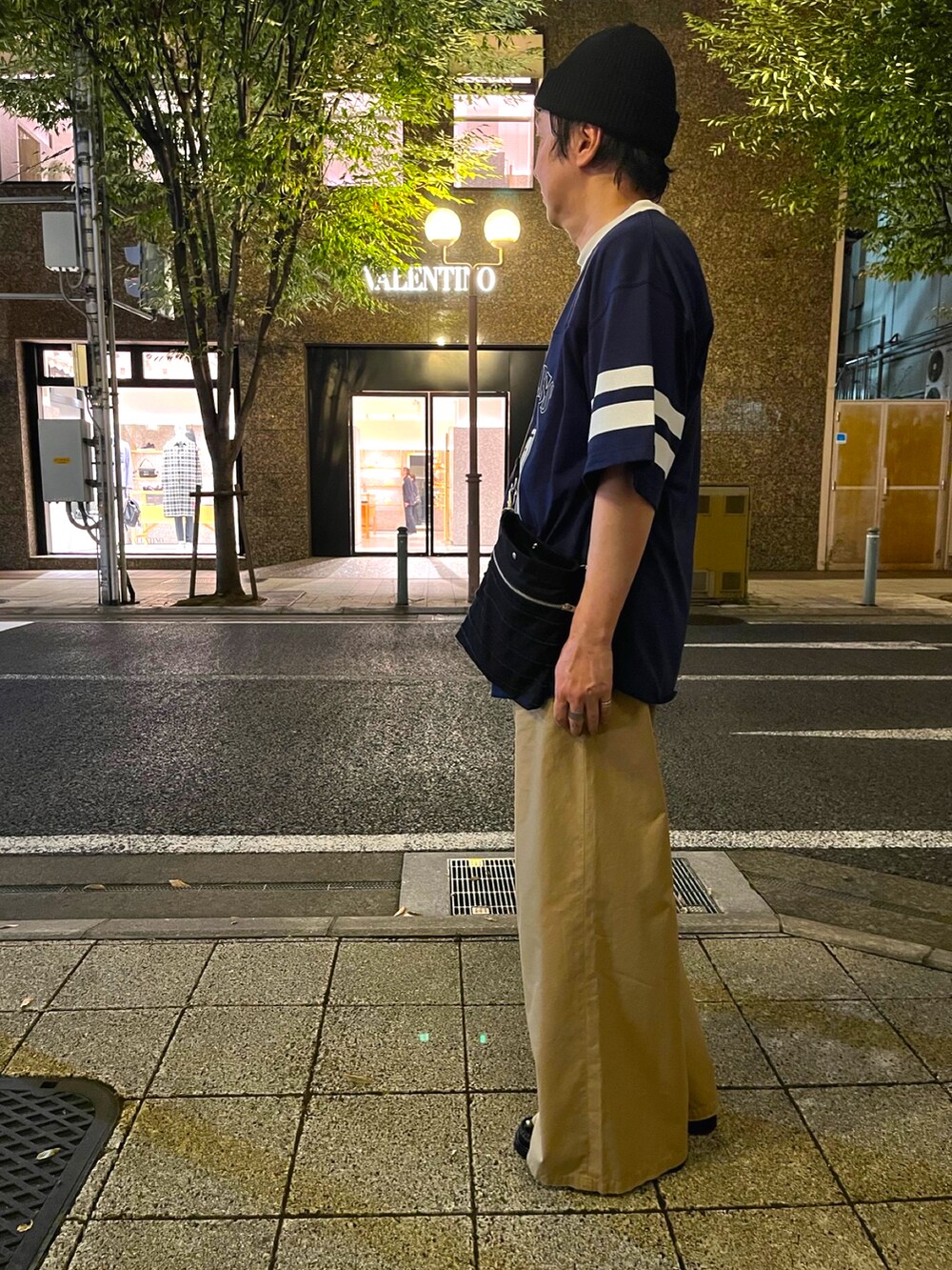 ブラック系のローファー、ベージュ系のチノパンツ、ブルー系のTシャツ/カットソーを着用したメンズの秋コーディネートの3枚目の写真