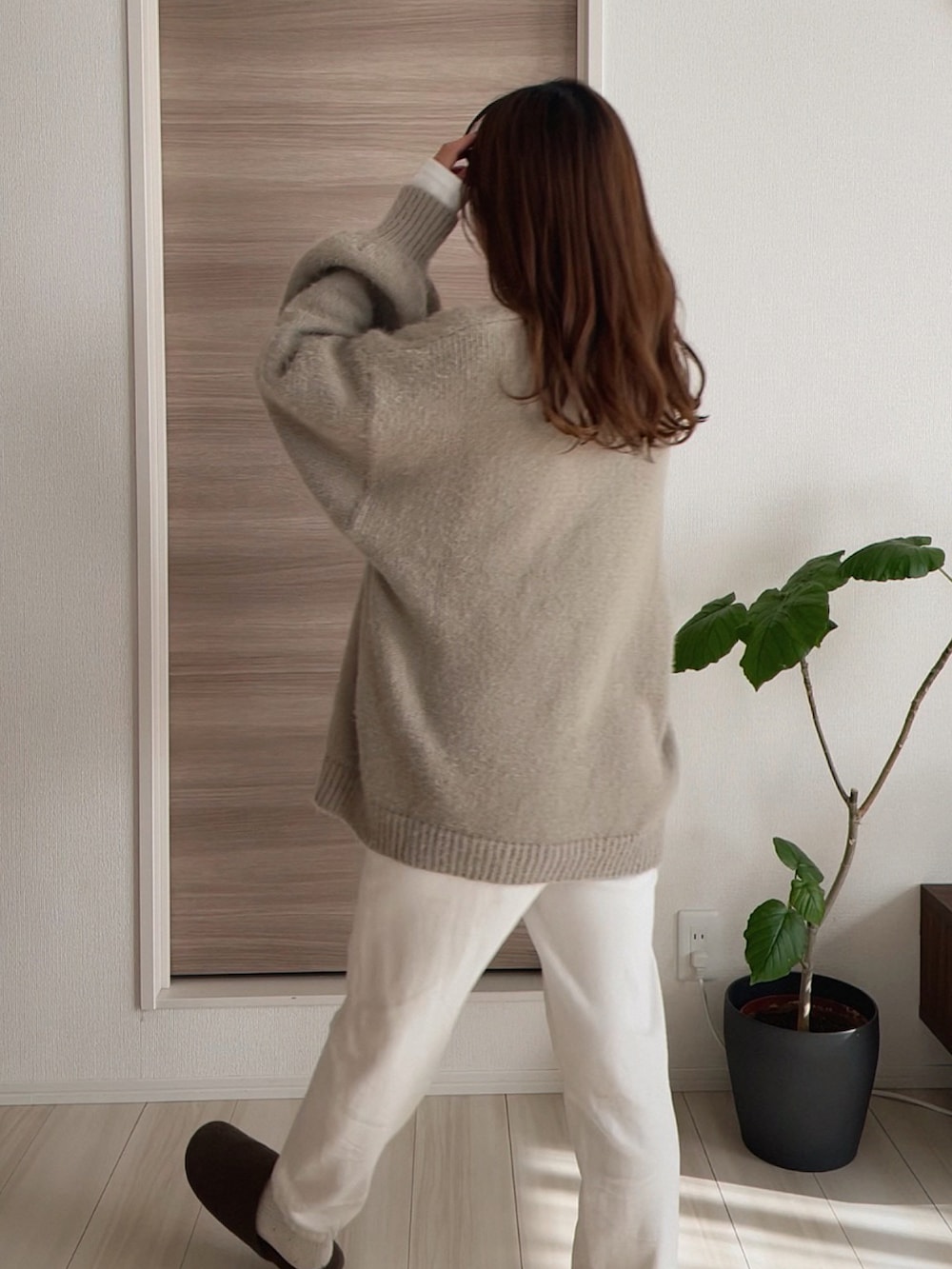 ホワイト系のスウェットパンツ、ベージュ系のカーディガン/ボレロを着用したレディースの冬コーディネートの2枚目の写真