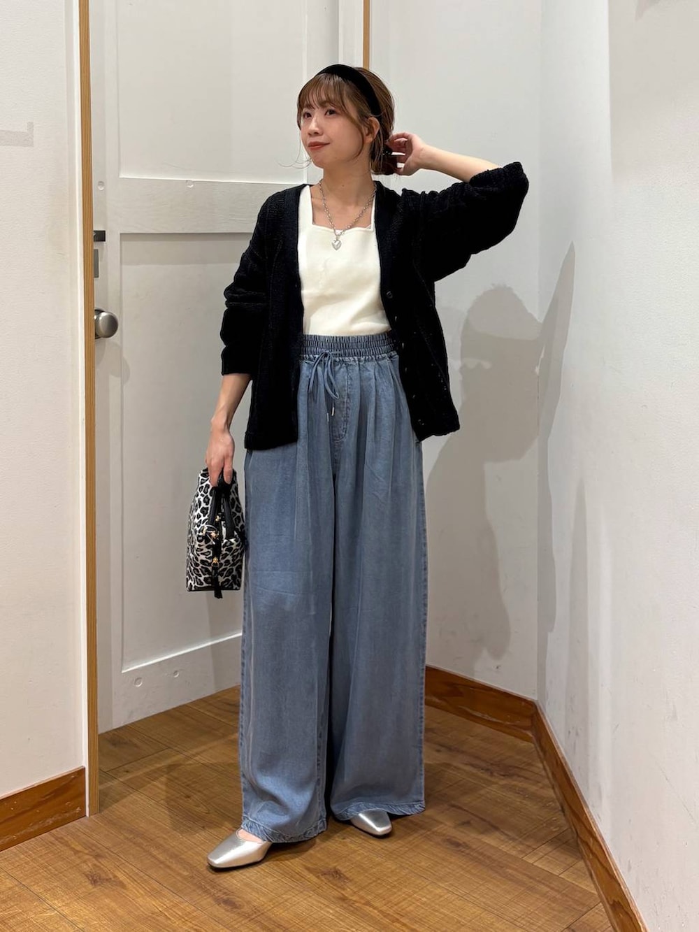 シルバー系のショルダーバッグ、ホワイト系のタンクトップ、シルバー系のパンプスを着用したレディースの春コーディネートの4枚目の写真