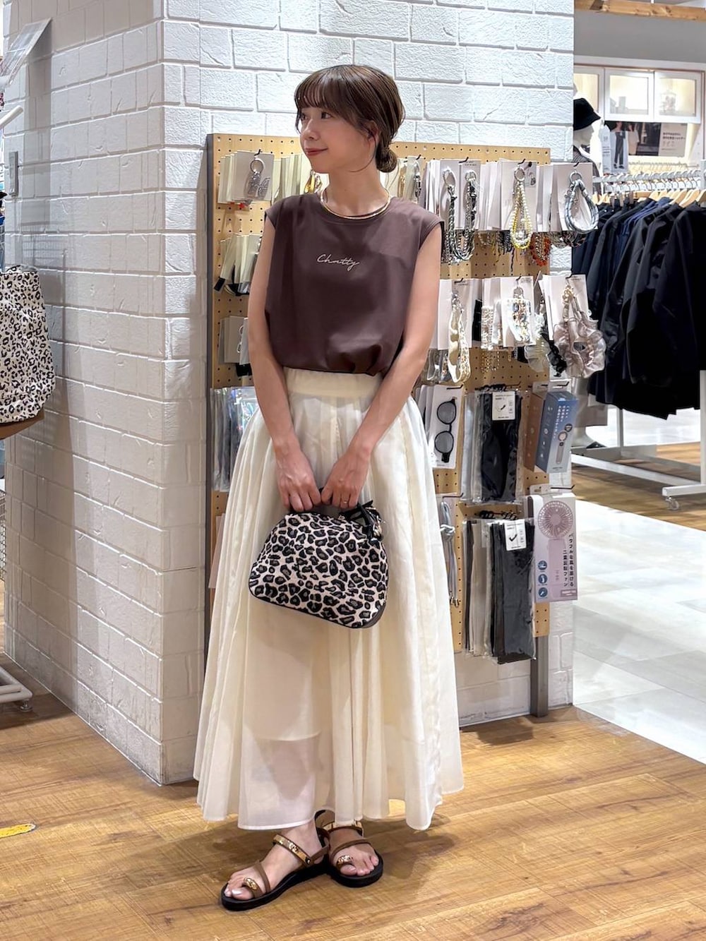 「ワントーン、カジュアル、ガーリー、ママコーデ、低身長、フェミニン、GLOBAL WORK、低身長_GLOBALWORK、145～150cm_GLOBALWORK、シンプルコーデ、カジュアルコーデ、大人カジュアル、ノースリーブ、接触冷感、スカート」｜「GLOBAL WORKのアソートヘアゴム/130519（ヘアゴム、ベージュ系）」を使った、ありちゃんさん（レディース・149cm）の夏コーディネートの5枚目の写真