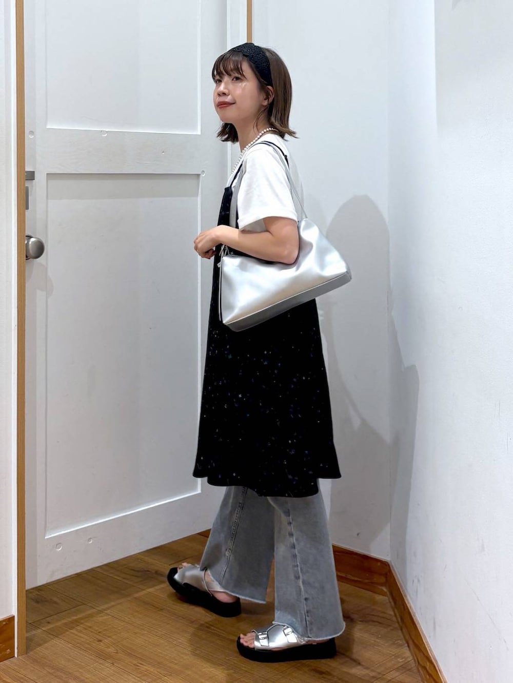「ワントーン、カジュアル、ガーリー、ママコーデ、低身長、GLOBAL WORK、低身長_GLOBALWORK、145~150cm_GLOBALWORK、シンプルコーデ、カジュアルコーデ、大人カジュアル、フェミニン、Tシャツ、レイヤードスタイル、ナチュラル」|「GLOBAL WORKのGOODデニムフレアパンツ/209743(デニムパンツ、ブルー系)」を使った、ありちゃんさん(レディース・149cm)の春コーディネートの2枚目の写真