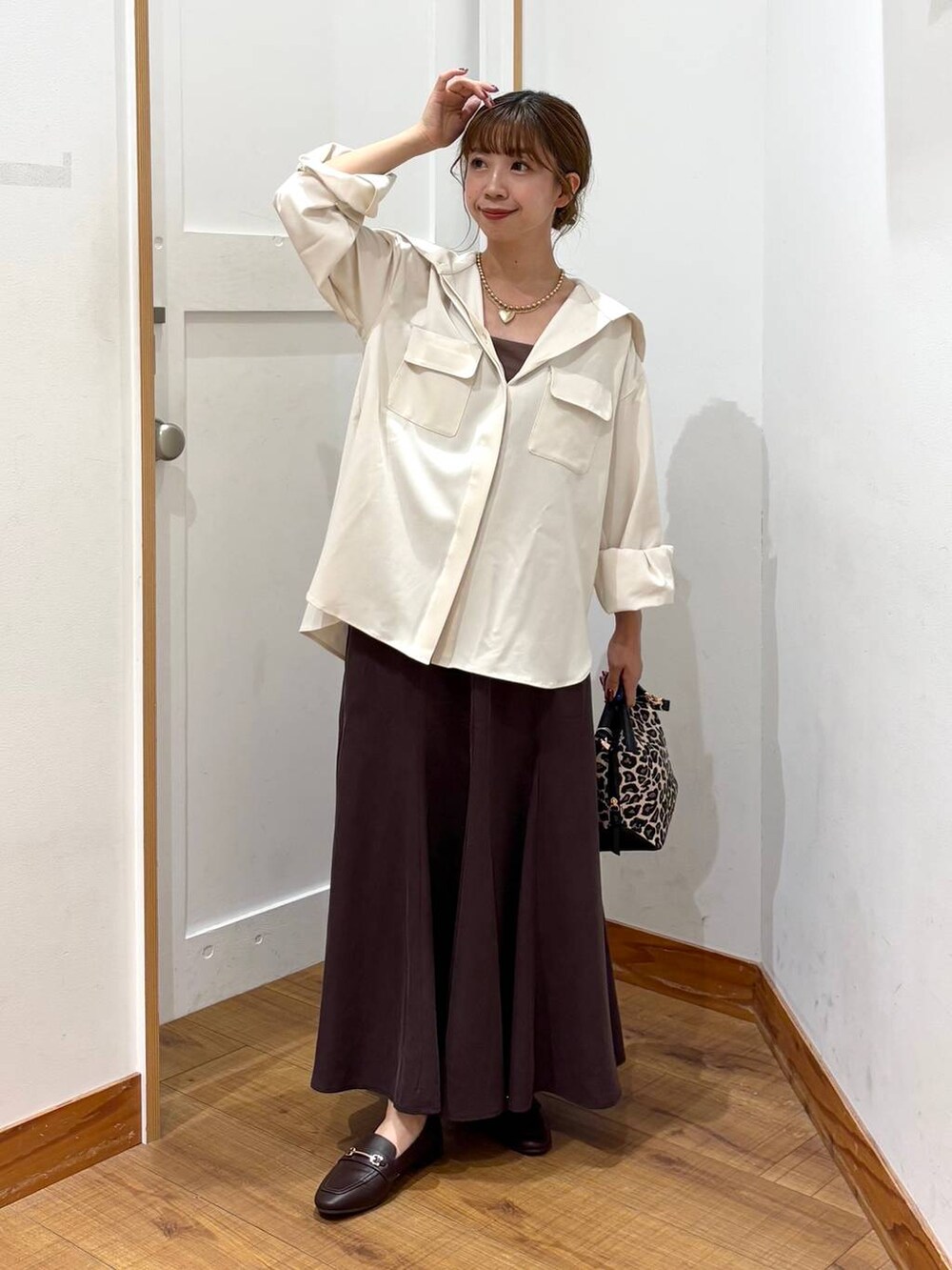 ブラウン系のローファー、その他のショルダーバッグ、ブラウン系のキャミソールを着用したレディースの秋コーディネートの4枚目の写真