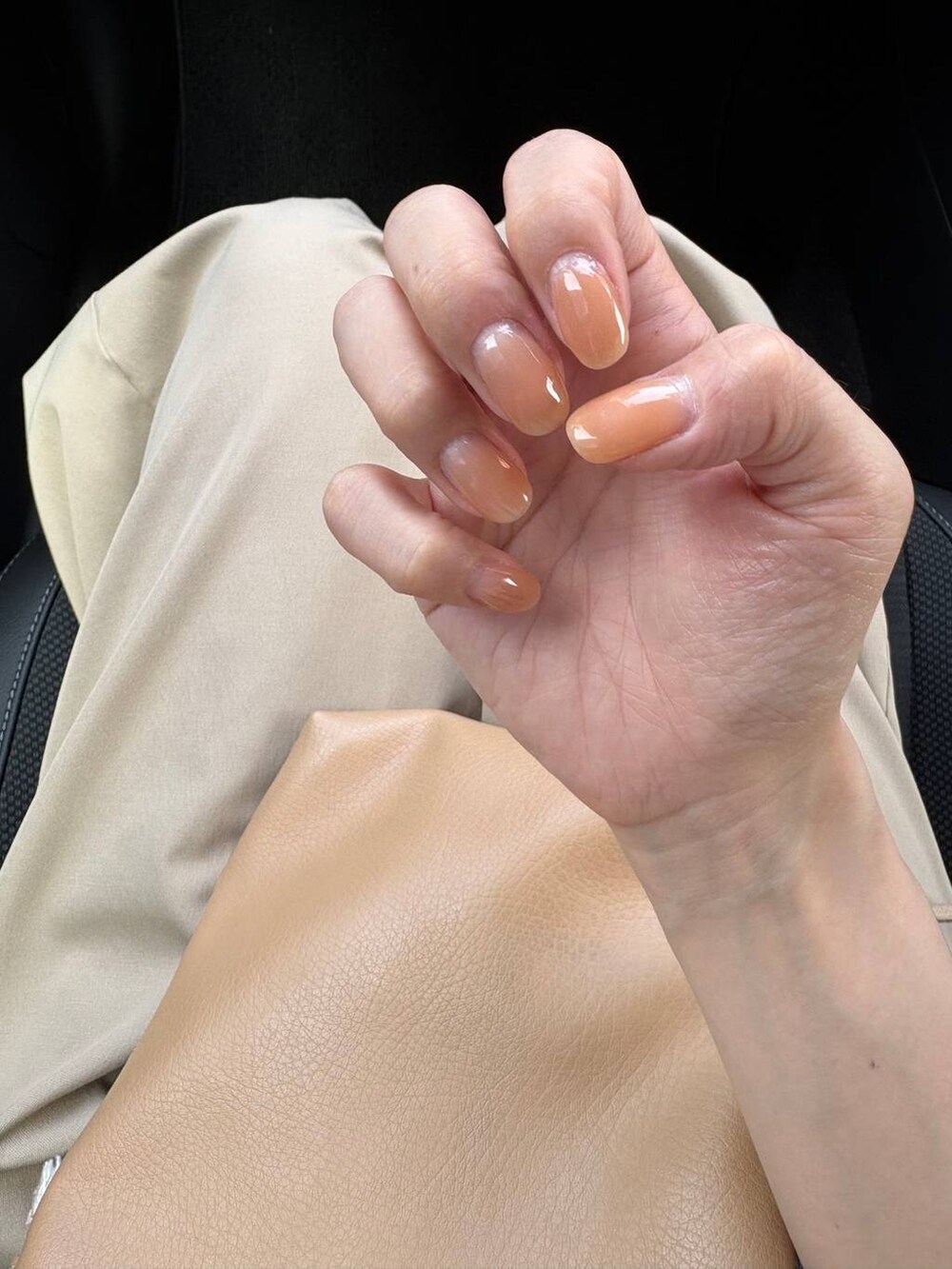 ベージュ系のその他パンツ、ベージュ系のヘアゴム、ゴールド系のネックレスを着用したレディースの夏コーディネートの2枚目の写真