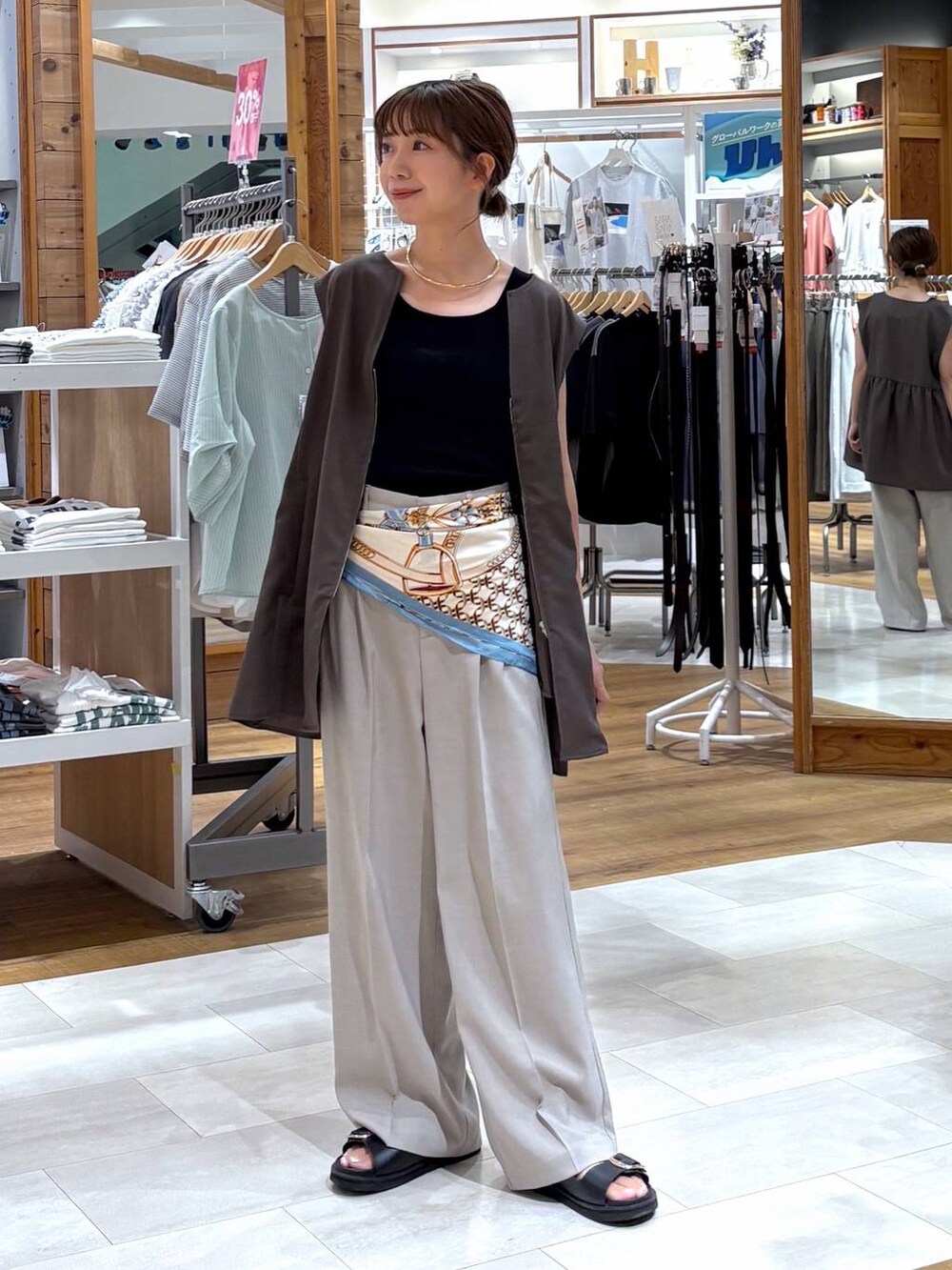 ブラック系のタンクトップ、ベージュ系のその他パンツ、ブラウン系のベストを着用したレディースの夏コーディネートの4枚目の写真