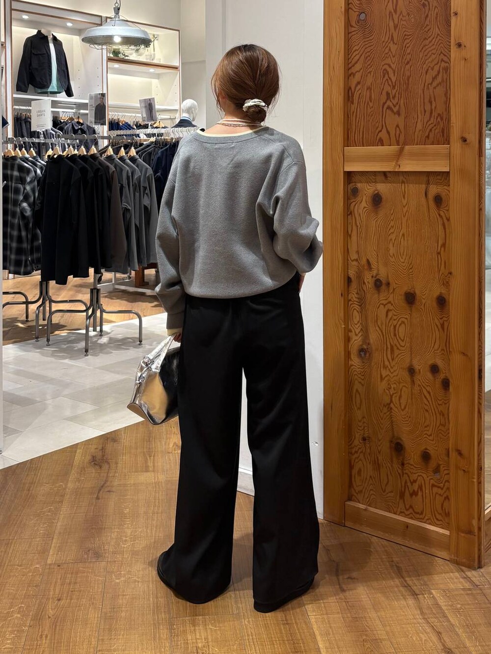 シルバー系のショルダーバッグ、ブラック系のローファー、ブラック系のタンクトップを着用したレディースの冬コーディネートの3枚目の写真