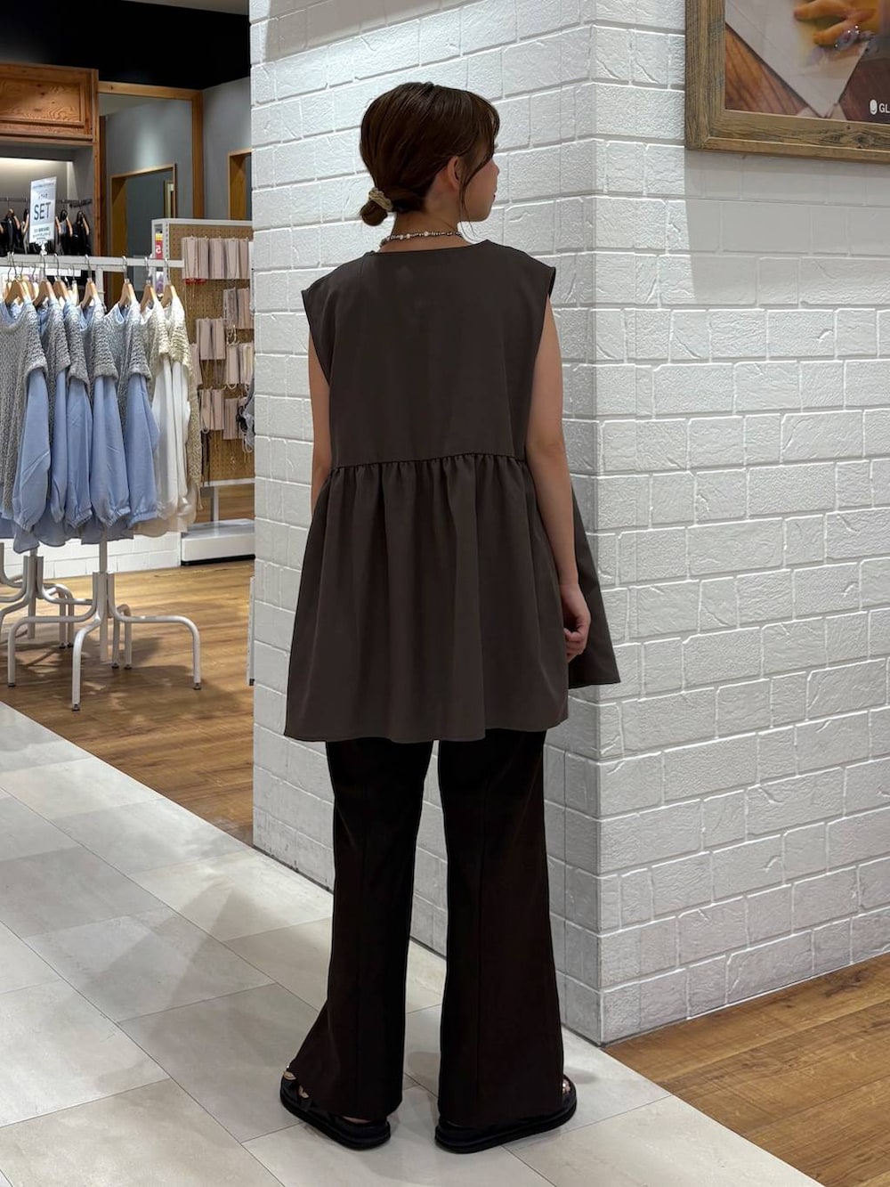 ベージュ系のタンクトップ、ブラウン系のベスト、ブラウン系のその他パンツを着用したレディースの夏コーディネートの3枚目の写真