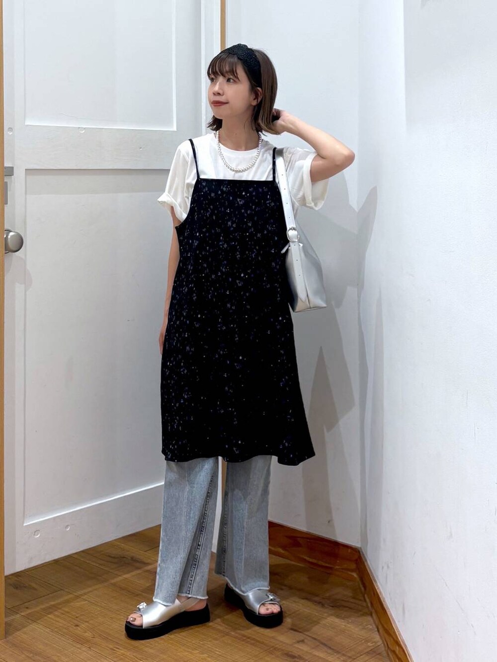「ワントーン、カジュアル、ガーリー、ママコーデ、低身長、GLOBAL WORK、低身長_GLOBALWORK、145~150cm_GLOBALWORK、シンプルコーデ、カジュアルコーデ、大人カジュアル、フェミニン、Tシャツ、レイヤードスタイル、ナチュラル」|「GLOBAL WORKのGOODデニムフレアパンツ/209743(デニムパンツ、ブルー系)」を使った、ありちゃんさん(レディース・149cm)の春コーディネートの5枚目の写真