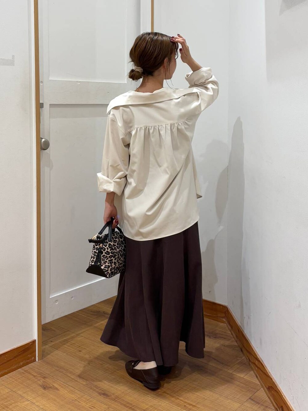 ブラウン系のローファー、その他のショルダーバッグ、ブラウン系のキャミソールを着用したレディースの秋コーディネートの3枚目の写真