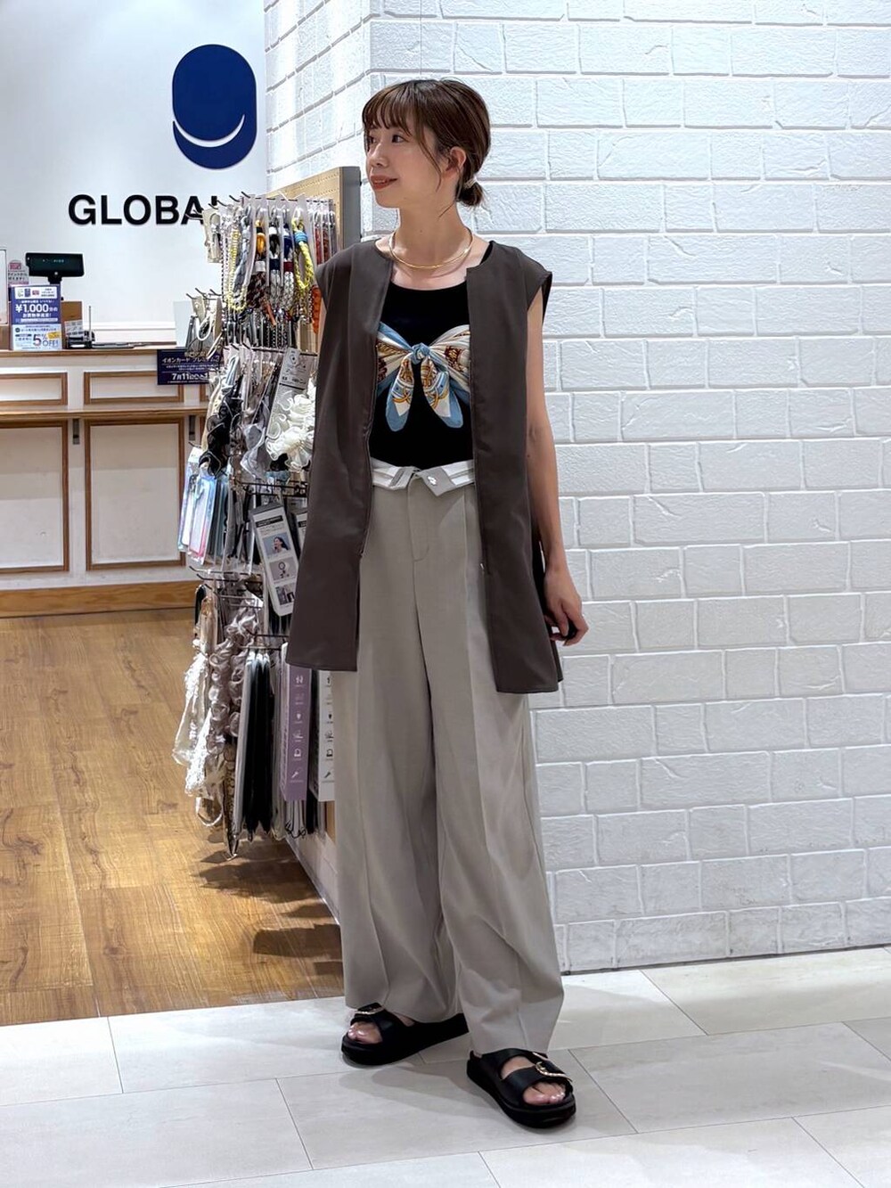 ブラック系のタンクトップ、ベージュ系のその他パンツ、ブラウン系のベストを着用したレディースの夏コーディネートの6枚目の写真