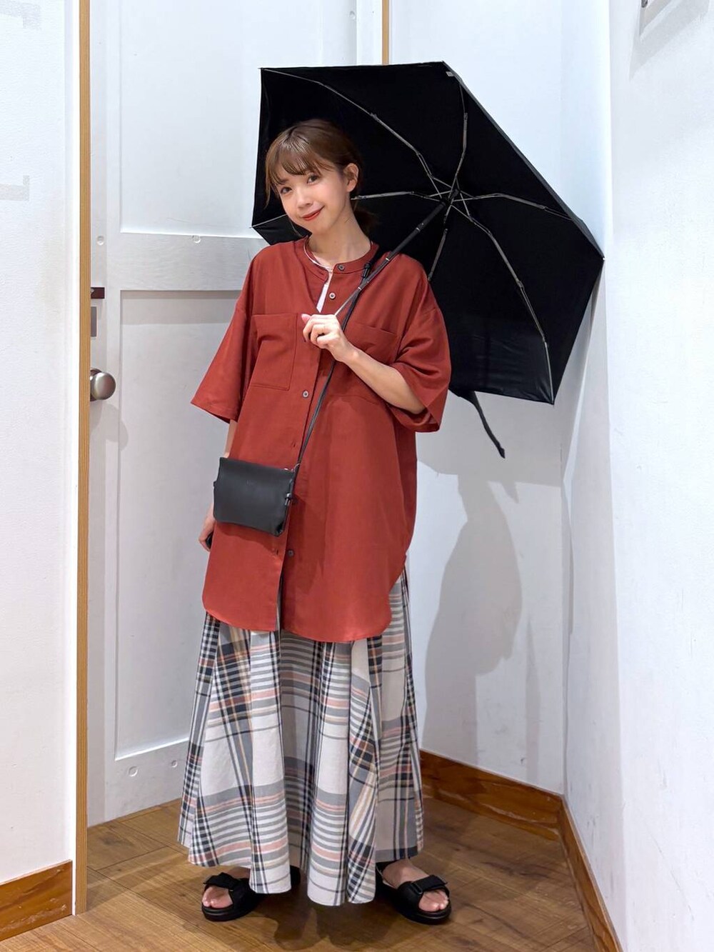 「ワントーン、カジュアル、ガーリー、ママコーデ、低身長、フェミニン、GLOBAL WORK、低身長_GLOBALWORK、145～150cm_GLOBALWORK、シンプルコーデ、カジュアルコーデ、大人カジュアル、シャツ、夏コーデ、雨の日コーデ」｜「GLOBAL WORKの遮光ノーベルベーシック/283551（折りたたみ傘、ブラック系）」を使った、ありちゃんさん（レディース・149cm）の夏コーディネートの6枚目の写真
