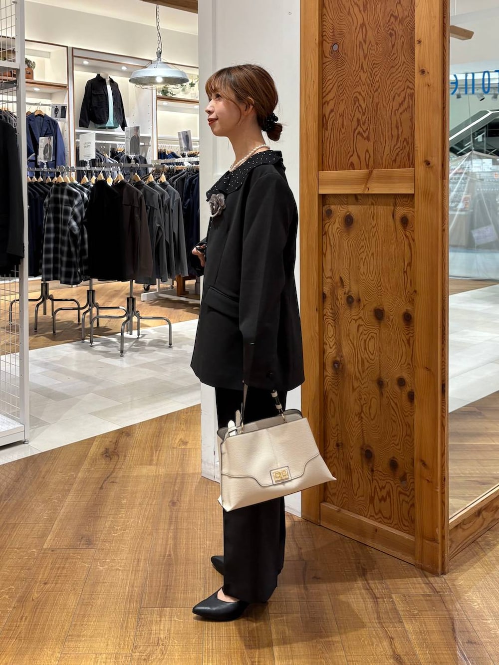 ブラック系のパンプス、ブラック系のシャツ/ブラウス、グレー系のその他パンツを着用したレディースの冬コーディネートの2枚目の写真