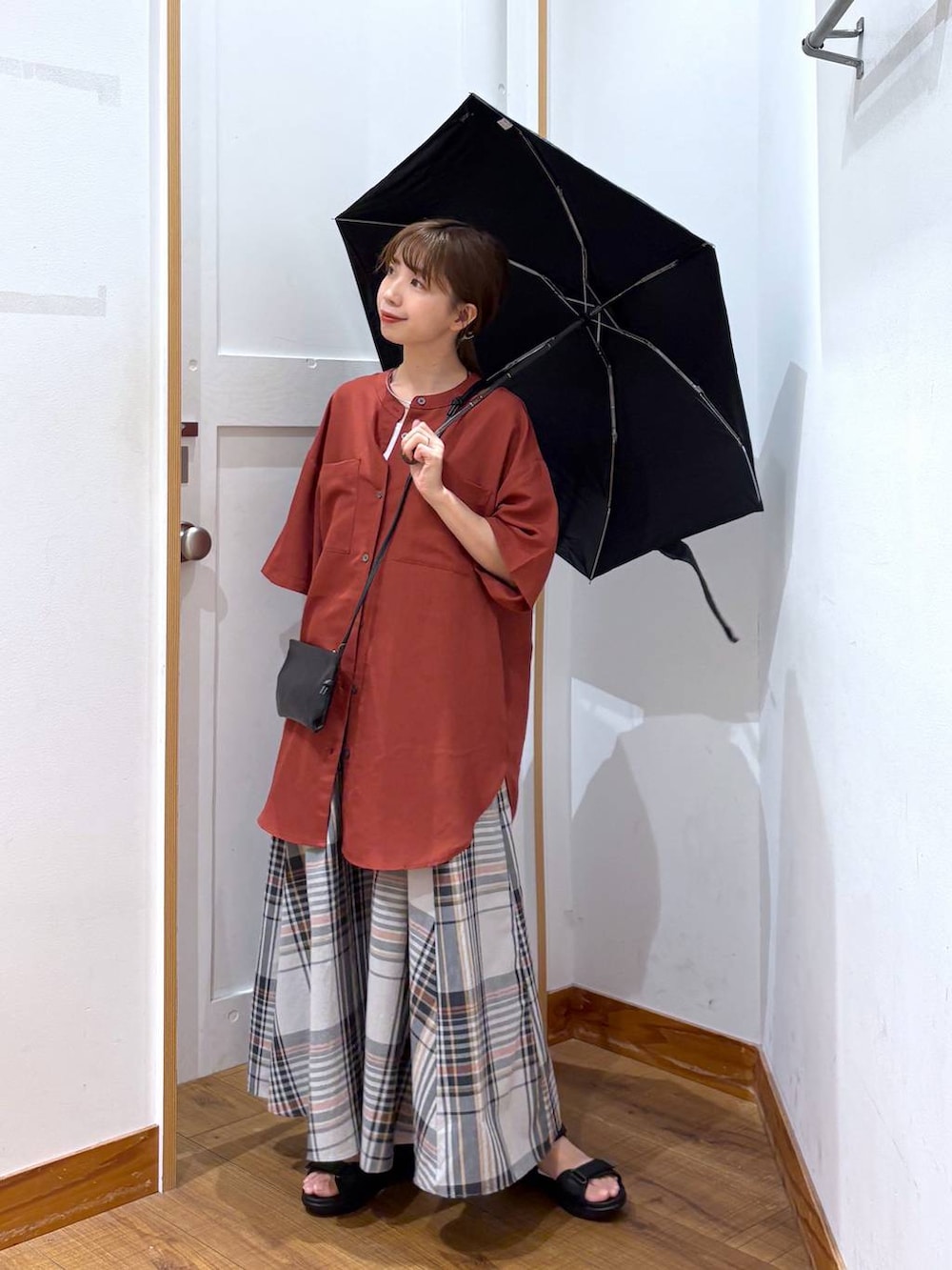 「ワントーン、カジュアル、ガーリー、ママコーデ、低身長、フェミニン、GLOBAL WORK、低身長_GLOBALWORK、145～150cm_GLOBALWORK、シンプルコーデ、カジュアルコーデ、大人カジュアル、シャツ、夏コーデ、雨の日コーデ」｜「GLOBAL WORKの遮光ノーベルベーシック/283551（折りたたみ傘、ブラック系）」を使った、ありちゃんさん（レディース・149cm）の夏コーディネートの8枚目の写真