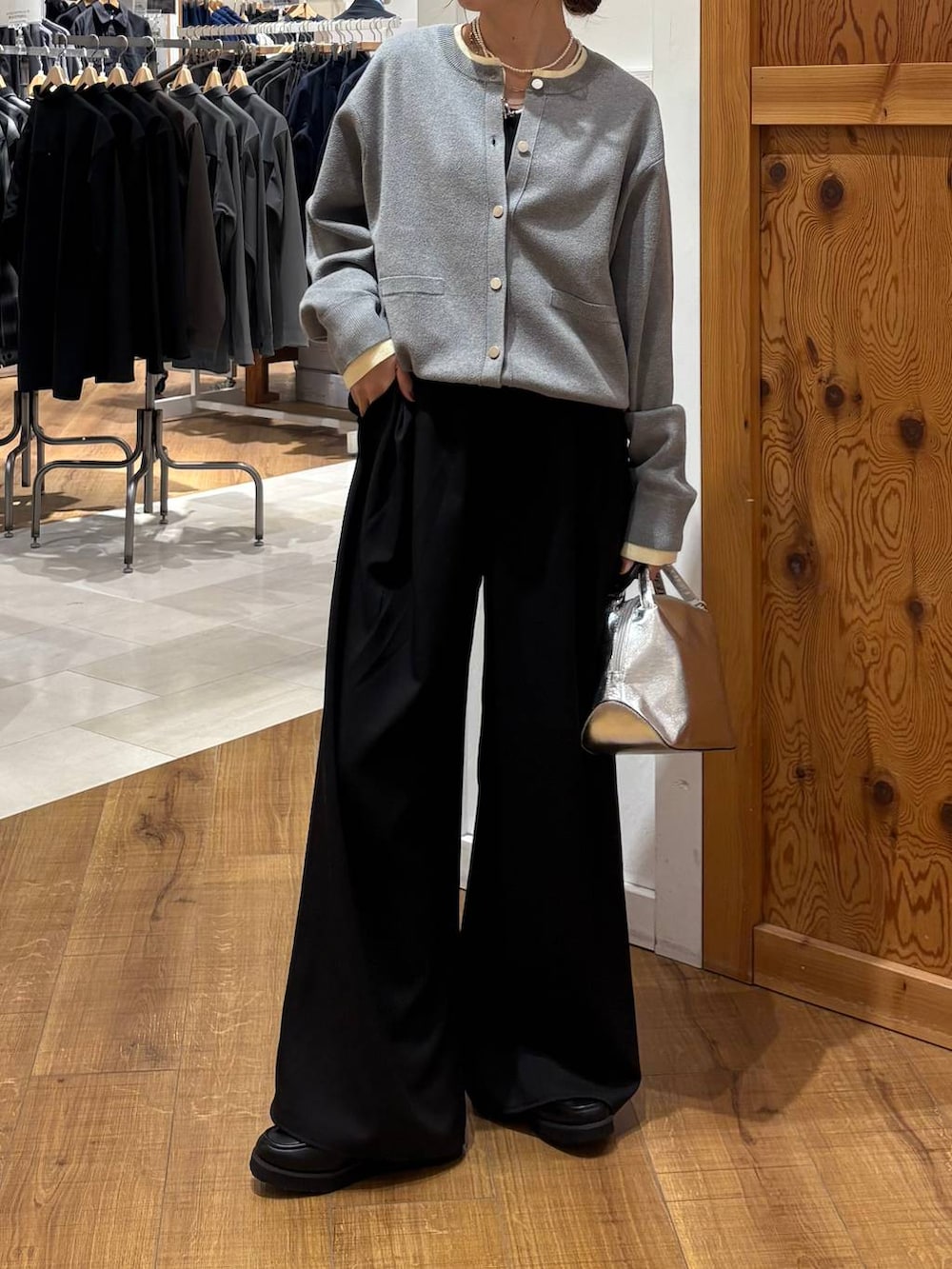 シルバー系のショルダーバッグ、ブラック系のローファー、ブラック系のタンクトップを着用したレディースの冬コーディネートの4枚目の写真