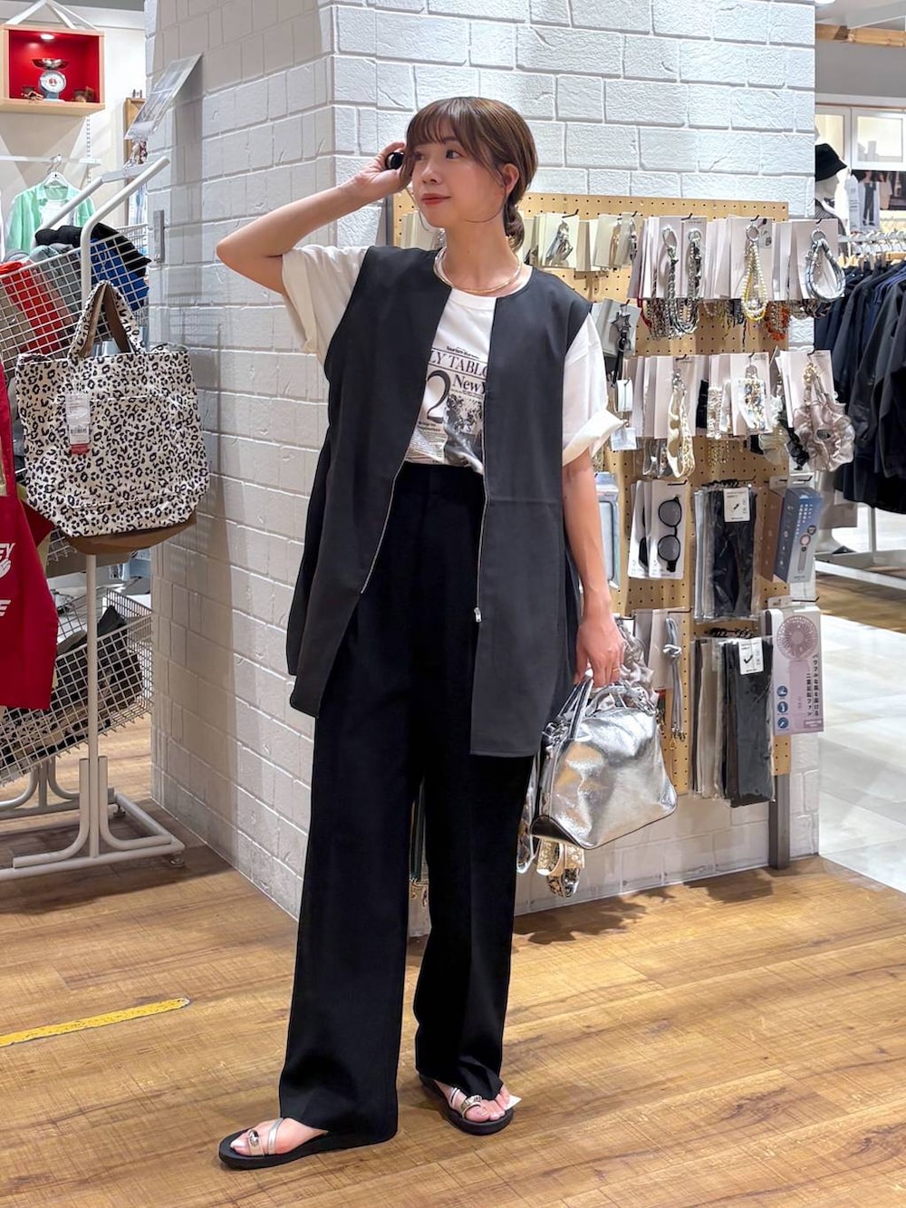 「ワントーン、カジュアル、ガーリー、ママコーデ、低身長、フェミニン、GLOBAL WORK、低身長_GLOBALWORK、145~150cm_GLOBALWORK、シンプルコーデ、カジュアルコーデ、大人カジュアル、ベスト、夏コーデ、Tシャツ」|「GLOBAL WORKのアソートヘアゴム/130519(ヘアゴム、ベージュ系)」を使った、ありちゃんさん(レディース・149cm)の夏コーディネートの5枚目の写真