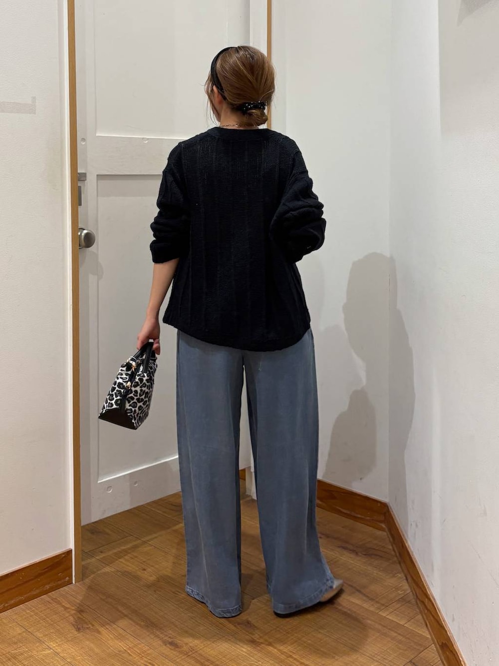 シルバー系のショルダーバッグ、ホワイト系のタンクトップ、シルバー系のパンプスを着用したレディースの春コーディネートの3枚目の写真