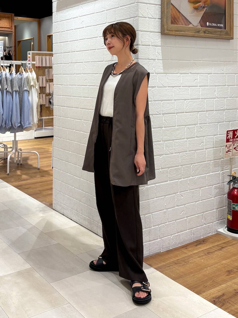 ベージュ系のタンクトップ、ブラウン系のベスト、ブラウン系のその他パンツを着用したレディースの夏コーディネートの2枚目の写真