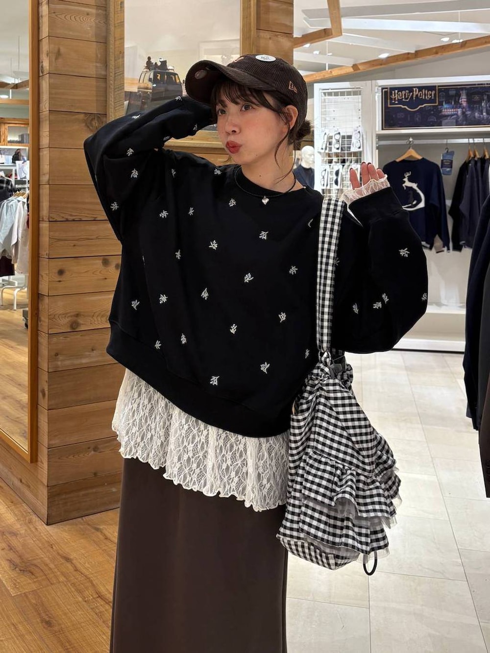 ブラウン系のローファー、ブラック系のTシャツ/カットソー、ホワイト系のその他トップスを着用したレディースの秋コーディネートの6枚目の写真
