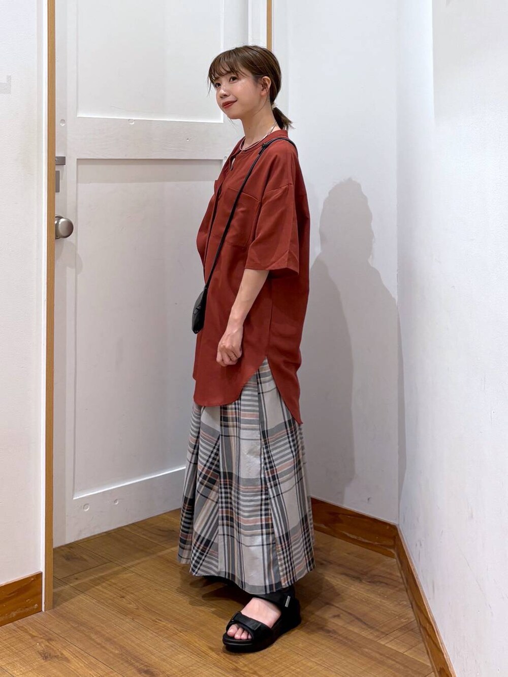 「ワントーン、カジュアル、ガーリー、ママコーデ、低身長、フェミニン、GLOBAL WORK、低身長_GLOBALWORK、145～150cm_GLOBALWORK、シンプルコーデ、カジュアルコーデ、大人カジュアル、シャツ、夏コーデ、雨の日コーデ」｜「GLOBAL WORKの遮光ノーベルベーシック/283551（折りたたみ傘、ブラック系）」を使った、ありちゃんさん（レディース・149cm）の夏コーディネートの2枚目の写真