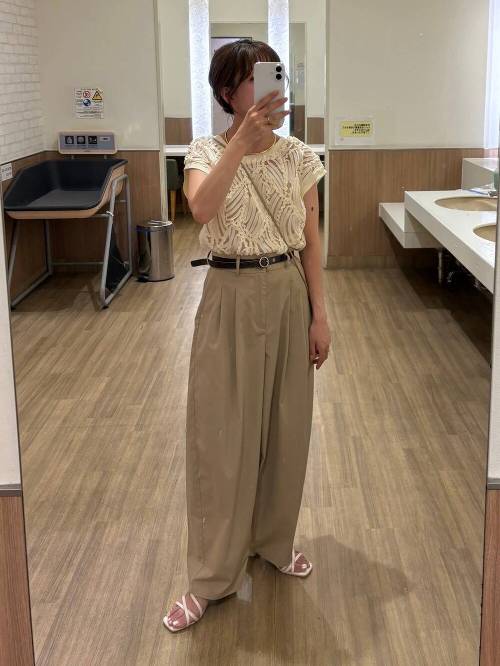 ベージュ系のその他パンツ、ベージュ系のヘアゴム、ゴールド系のネックレスを着用したレディースの夏コーディネートの4枚目の写真