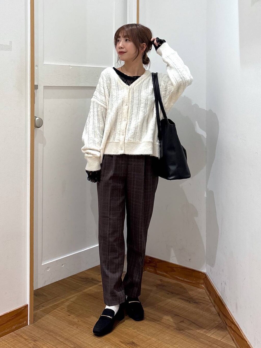 ブラック系のローファー、ブラック系のトートバッグ、ホワイト系のカーディガン/ボレロを着用したレディースの秋コーディネートの6枚目の写真