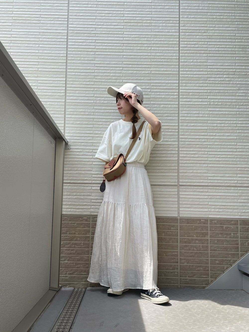 「春のNewスタイル、春服、おでかけコーデ、大人可愛い、春服みてみて、春、低身長女子、スニーカーコーデ、低身長コーデ、お花見コーデ、ゆるコーデ、ママコーデ、ママファッション、古着、オールホワイト」｜「BRADYの【WEB限定】【Brady/ブレディ】COLNE MINI バッグ（ショルダーバッグ、ベージュ系）」を使った、ありちゃんさん（レディース・149cm）の春コーディネートの2枚目の写真
