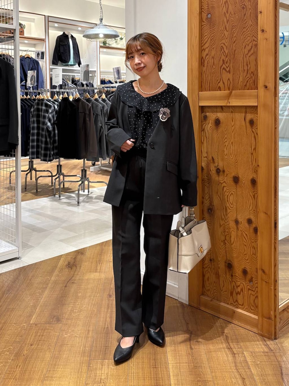 ブラック系のパンプス、ブラック系のシャツ/ブラウス、グレー系のその他パンツを着用したレディースの冬コーディネートの6枚目の写真