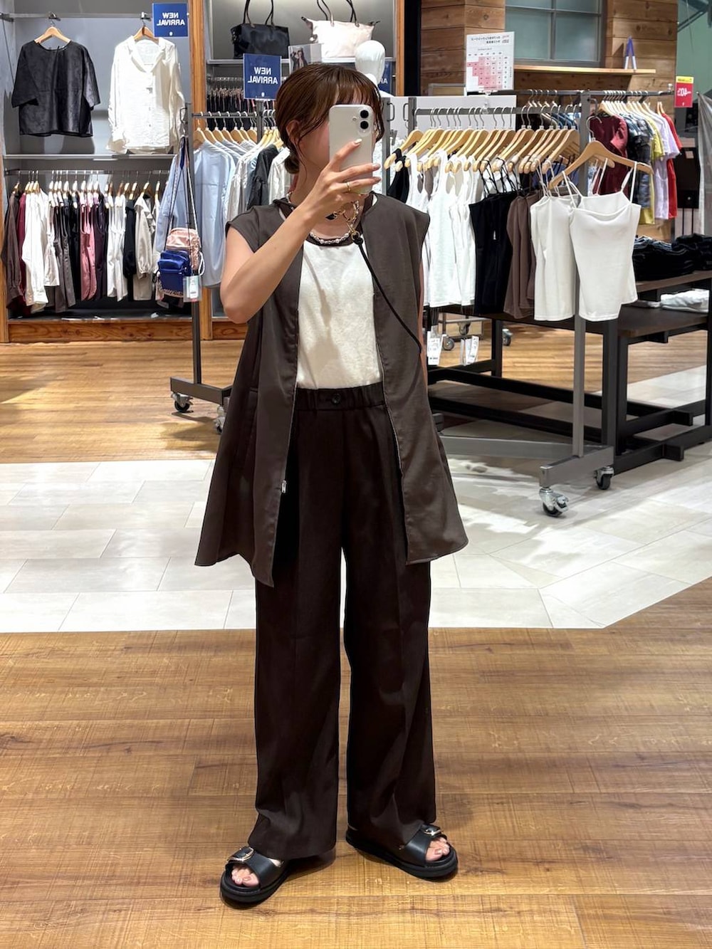 ベージュ系のタンクトップ、ブラウン系のベスト、ブラウン系のその他パンツを着用したレディースの夏コーディネートの6枚目の写真