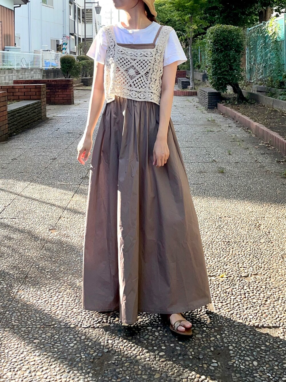 ブラウン系のワンピース、グレー系のワンピース、ブラウン系のサンダルを着用したレディースの夏コーディネートの2枚目の写真