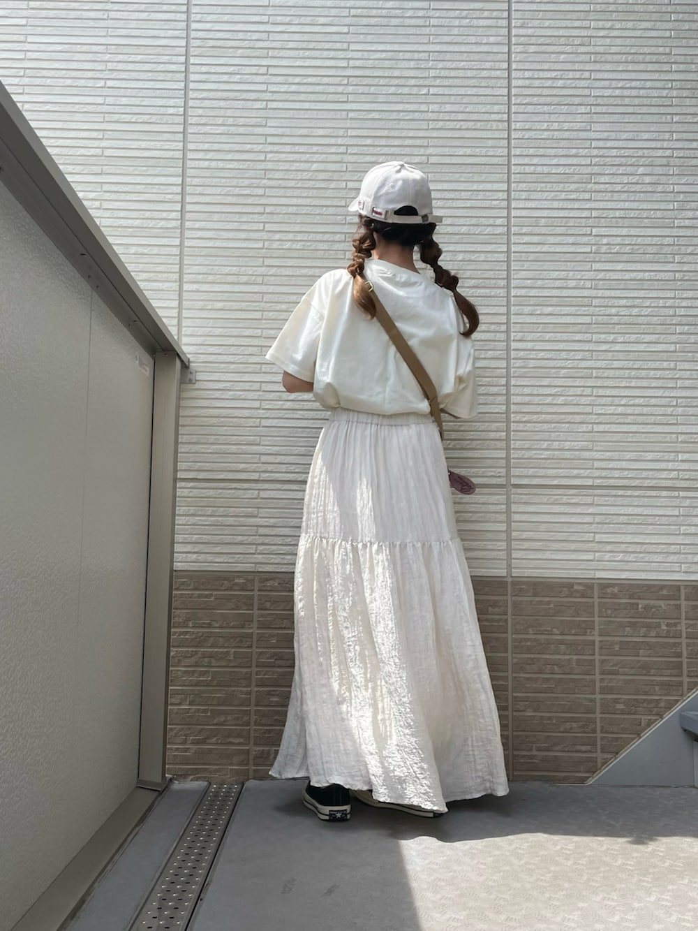 「春のNewスタイル、春服、おでかけコーデ、大人可愛い、春服みてみて、春、低身長女子、スニーカーコーデ、低身長コーデ、お花見コーデ、ゆるコーデ、ママコーデ、ママファッション、古着、オールホワイト」｜「BRADYの【WEB限定】【Brady/ブレディ】COLNE MINI バッグ（ショルダーバッグ、ベージュ系）」を使った、ありちゃんさん（レディース・149cm）の春コーディネートの3枚目の写真