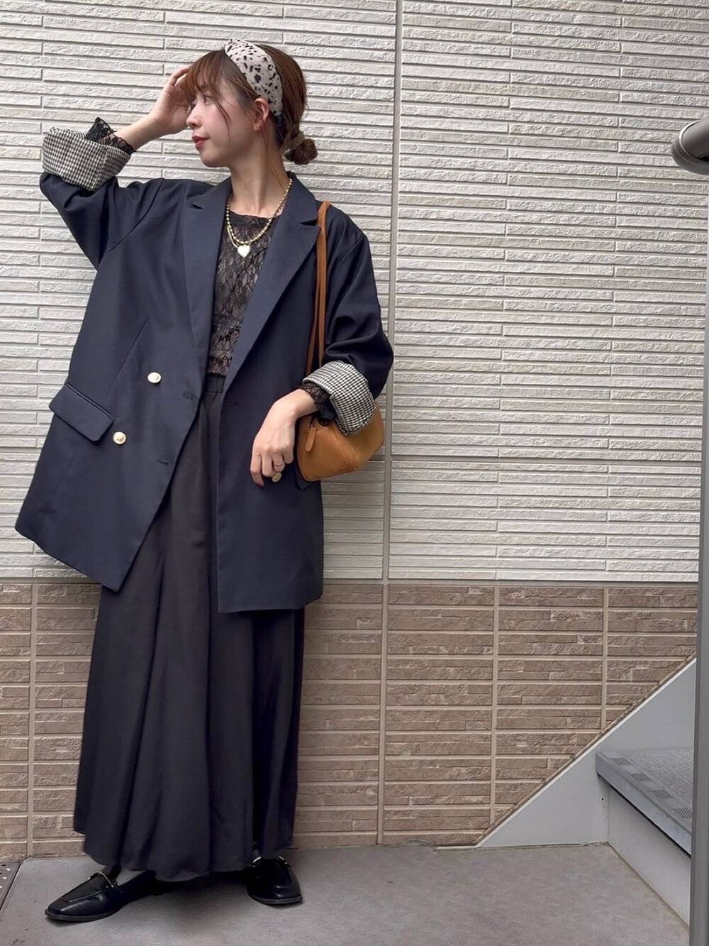 ブラック系のタンクトップ、ゴールド系のネックレスを着用したレディースの秋コーディネートの2枚目の写真