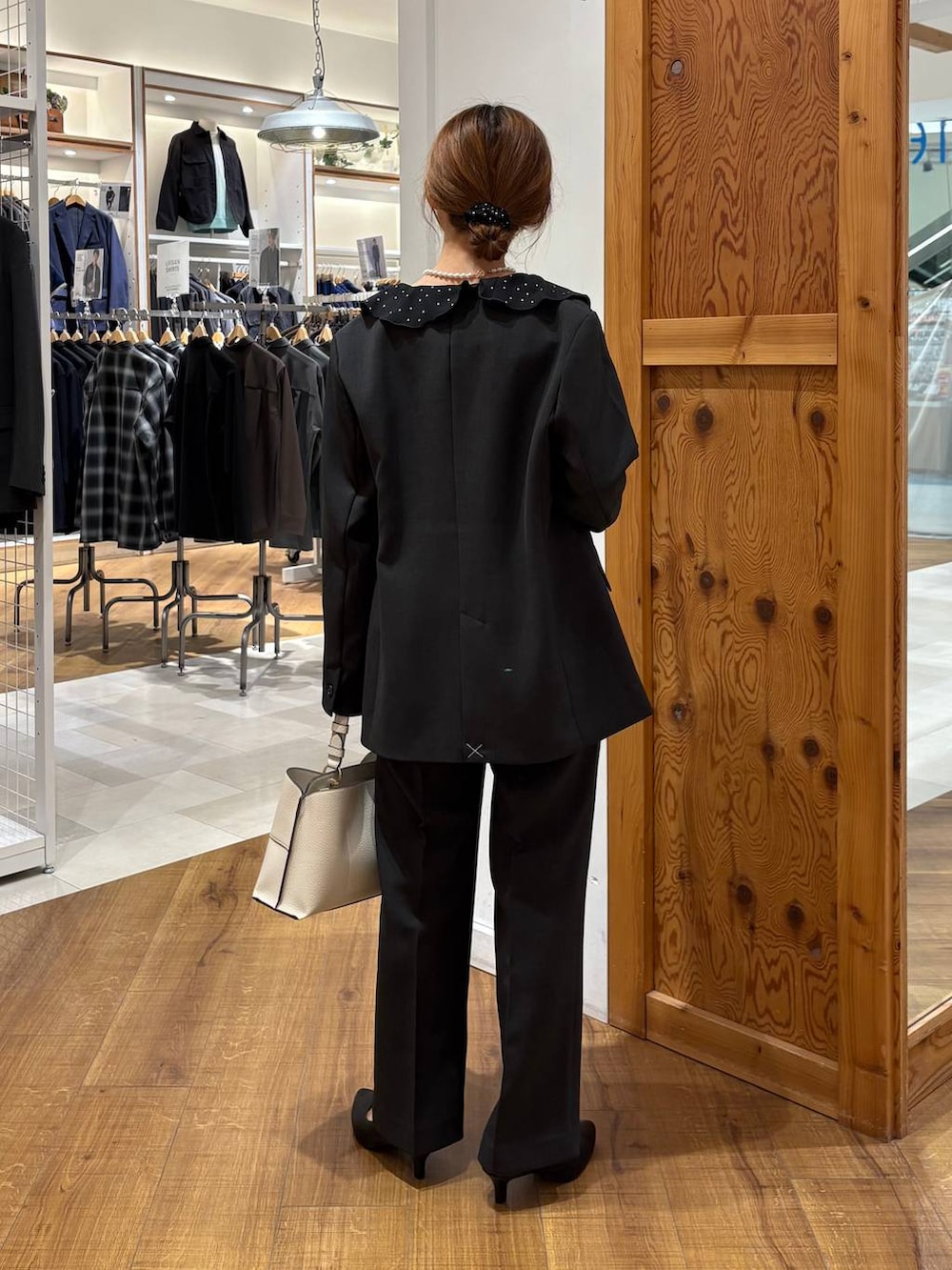 ブラック系のパンプス、ブラック系のシャツ/ブラウス、グレー系のその他パンツを着用したレディースの冬コーディネートの3枚目の写真