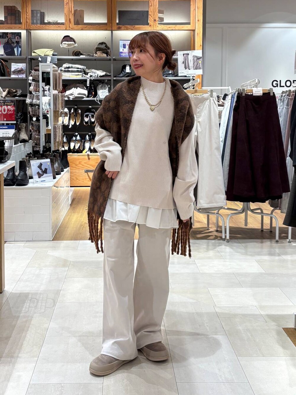 グレー系のその他パンツ、ホワイト系のTシャツ/カットソー、ホワイト系のニット/セーターを着用したレディースの秋コーディネートの5枚目の写真