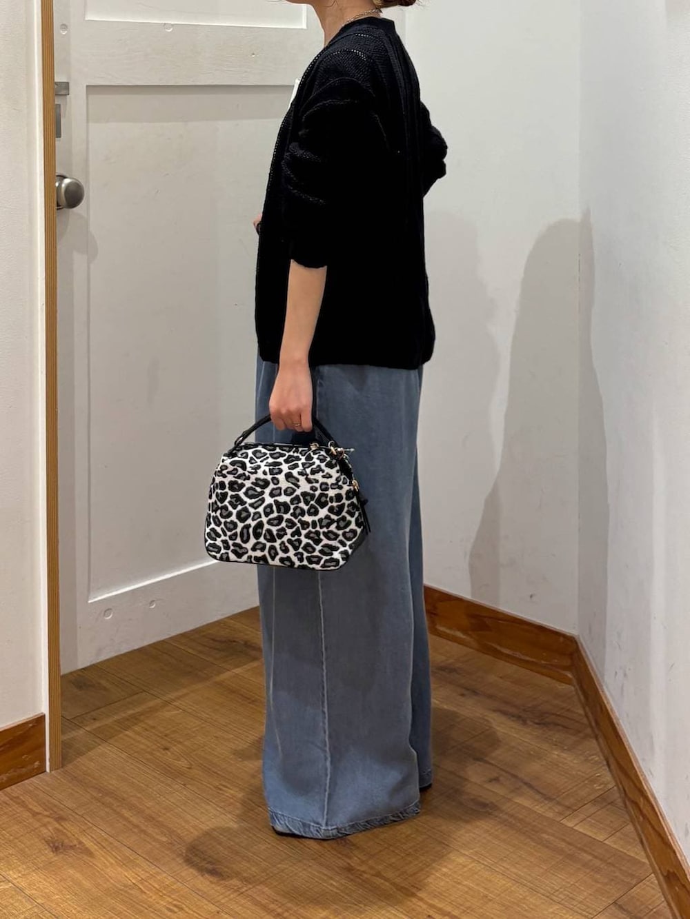 シルバー系のショルダーバッグ、ホワイト系のタンクトップ、シルバー系のパンプスを着用したレディースの春コーディネートの2枚目の写真