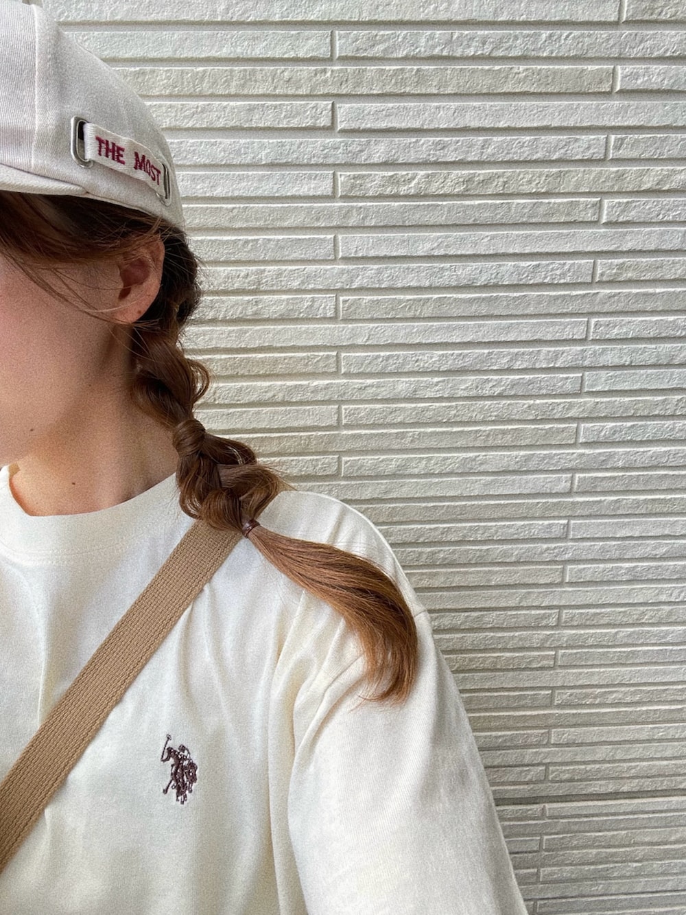 「春のNewスタイル、春服、おでかけコーデ、大人可愛い、春服みてみて、春、低身長女子、スニーカーコーデ、低身長コーデ、お花見コーデ、ゆるコーデ、ママコーデ、ママファッション、古着、オールホワイト」｜「BRADYの【WEB限定】【Brady/ブレディ】COLNE MINI バッグ（ショルダーバッグ、ベージュ系）」を使った、ありちゃんさん（レディース・149cm）の春コーディネートの5枚目の写真