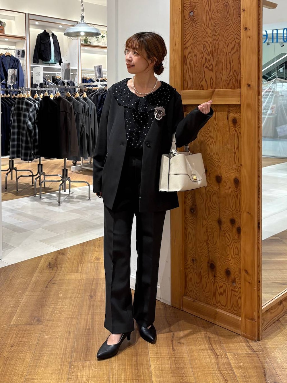 ブラック系のパンプス、ブラック系のシャツ/ブラウス、グレー系のその他パンツを着用したレディースの冬コーディネートの5枚目の写真