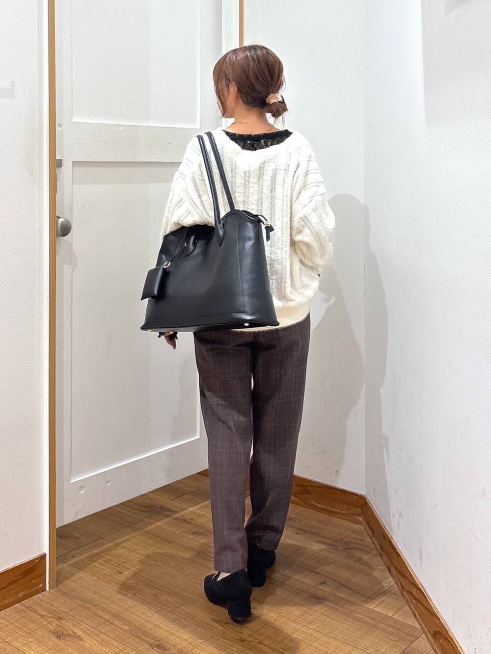 ブラック系のローファー、ブラック系のトートバッグ、ホワイト系のカーディガン/ボレロを着用したレディースの秋コーディネートの3枚目の写真