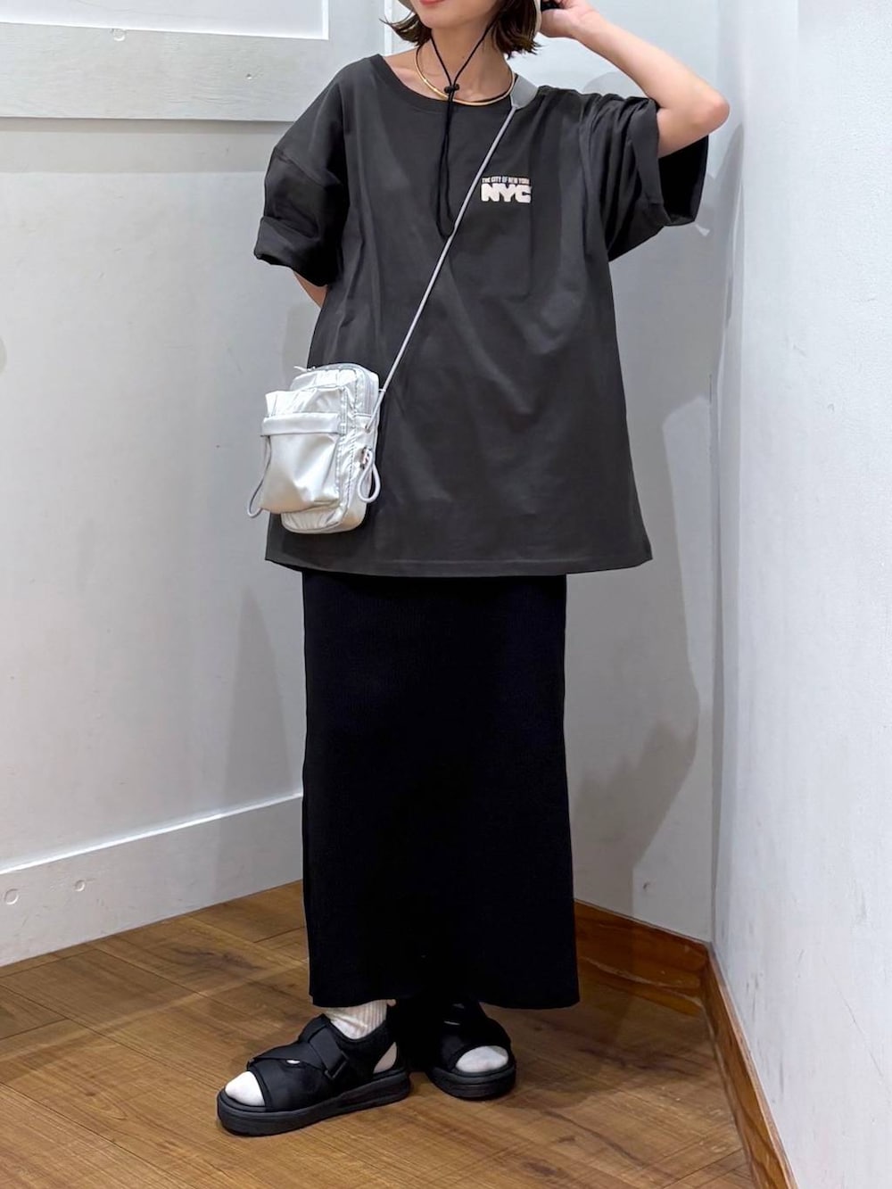 ホワイト系のシャツ/ブラウス、ブラック系のスカート、シルバー系のショルダーバッグを着用したレディースの春コーディネートの8枚目の写真
