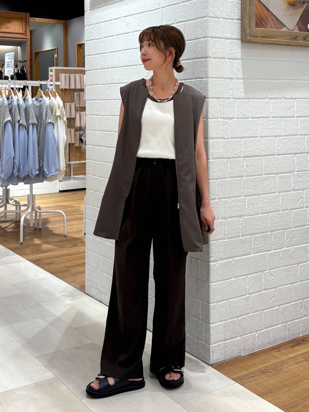 ベージュ系のタンクトップ、ブラウン系のベスト、ブラウン系のその他パンツを着用したレディースの夏コーディネートの5枚目の写真