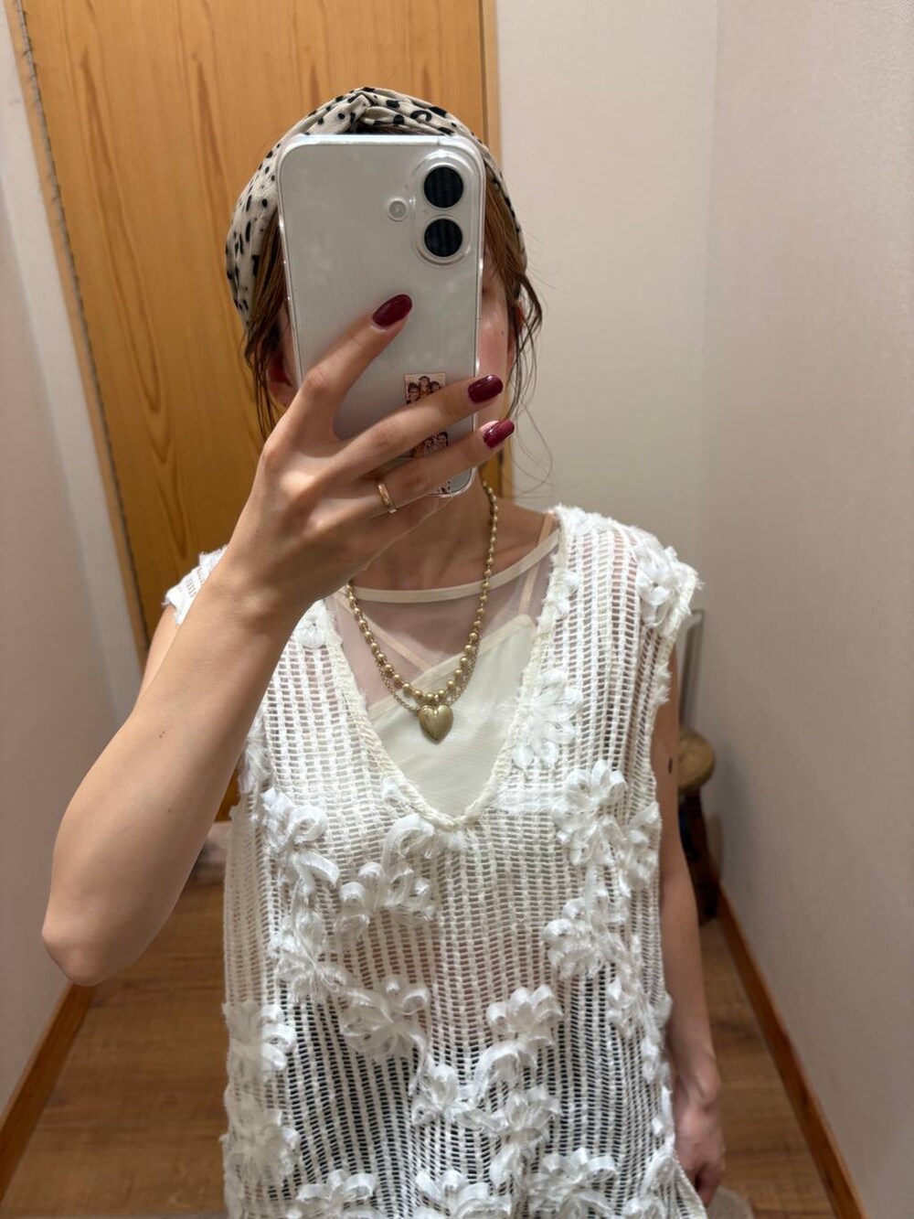 ホワイト系のTシャツ/カットソー、ベージュ系のヘアゴム、ゴールド系のネックレスを着用したレディースの秋コーディネートの5枚目の写真