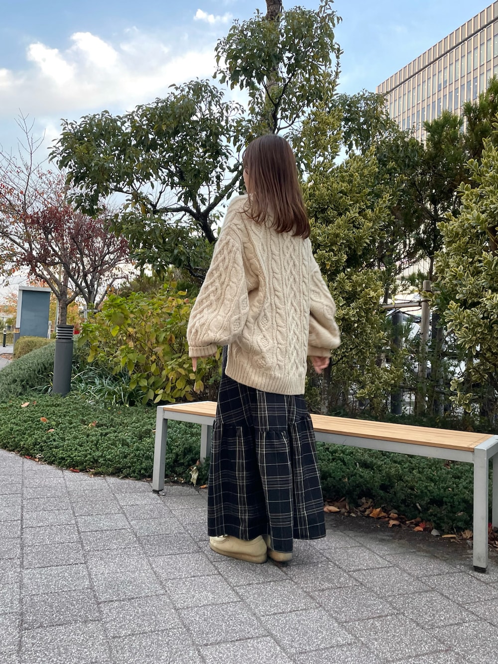 「ファッションを楽しもう、秋冬コーデ、シンプルスタイル、おでかけコーデ、着回しコーデ、ゆったりコーデ、お洒落さんとつながりたい、ニットコーデ、しまむらコーデ、しまむら、チェックスカート、ママコーデ、ママファッション、低身長コーデ、ゆるコーデ」｜「ClarksのCLARKS/クラークス Wallabee/ワラビー（ブーツ、ベージュ系）」を使った、ありちゃんさん（レディース・149cm）の秋コーディネートの2枚目の写真